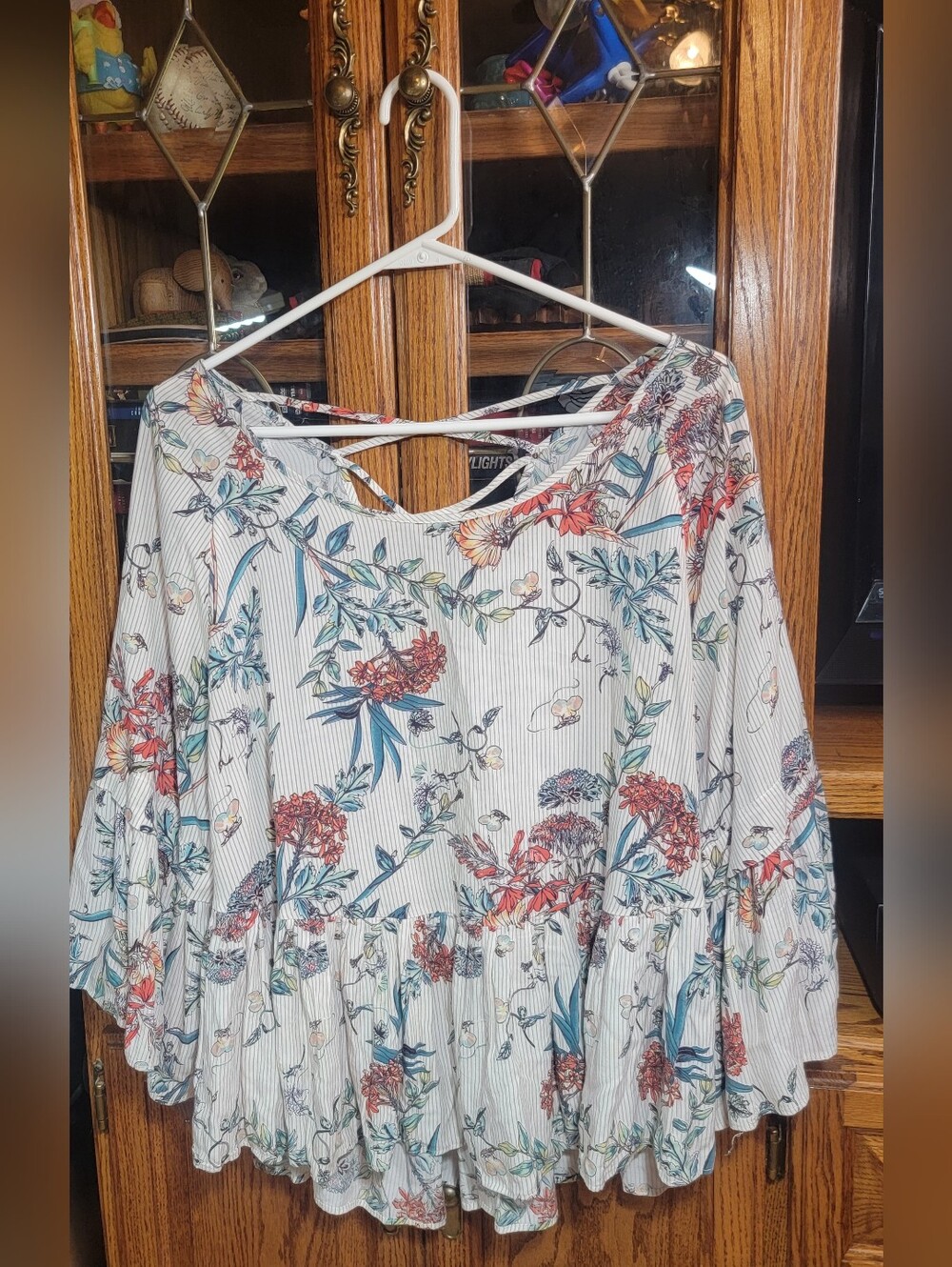 entro White Floral Striped Blouse with Blue and Red Accents Size Small